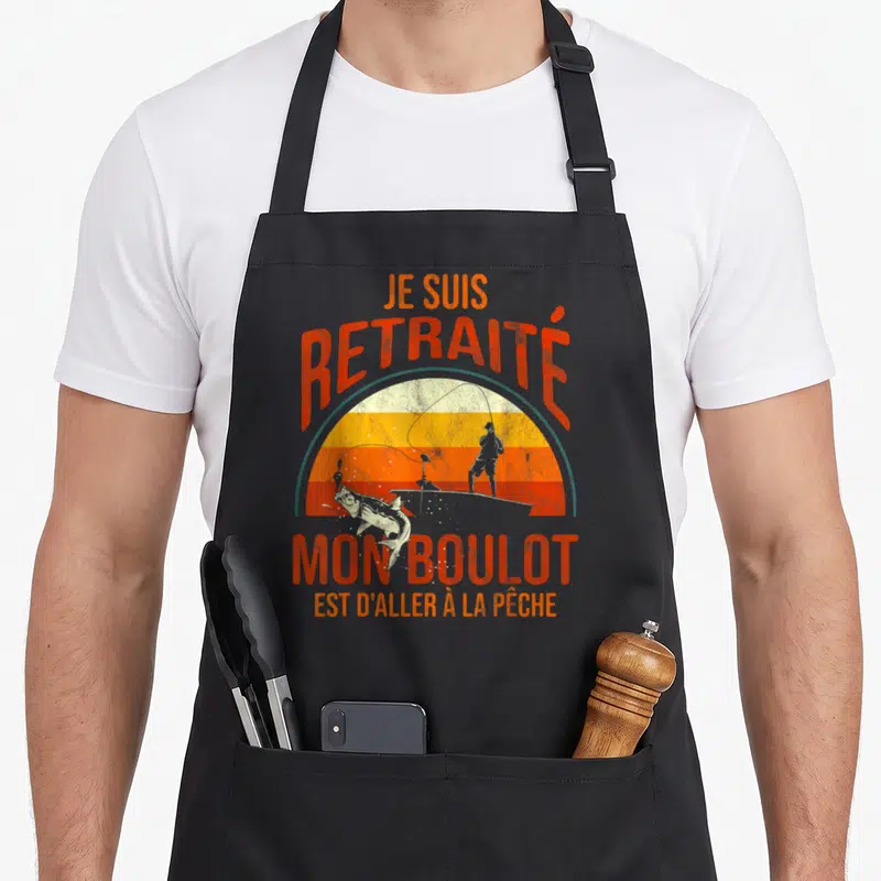Tablier de cuisine noir avec inscription Je suis retraité mon boulot est d'aller à la pêche et silhouette de pêcheur au coucher du soleil.