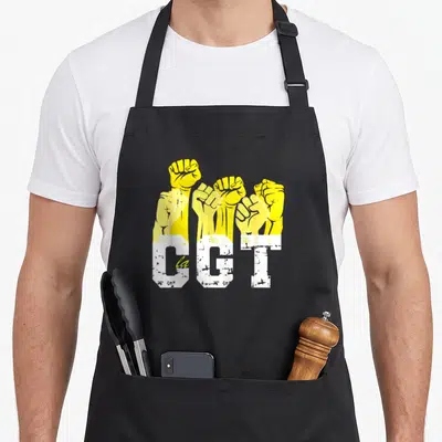 Tablier de cuisine noir avec illustration de poings levés jaunes et texte la CGT en blanc.