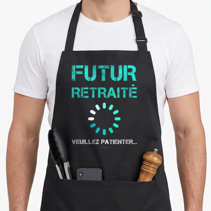 Tablier de cuisine noir avec le texte Futur Retraité et une icône de chargement circulaire turquoise sur fond gris.