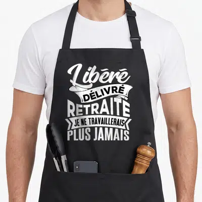 Tablier de cuisine noir avec le texte blanc Libéré Délivré Retraite et une banderole Je ne travaillerais plus jamais.