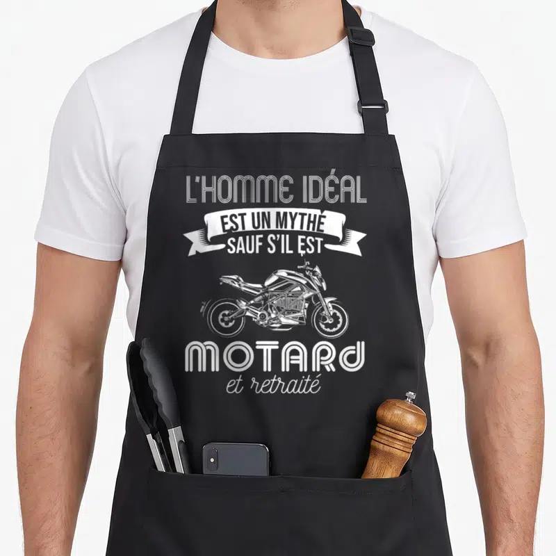 Tablier de cuisine noir avec illustration de moto blanche et texte l'homme idéal motard et retraité.