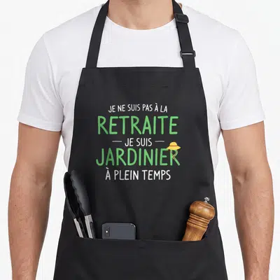 Tablier de cuisine noir avec inscription verte Je ne suis pas à la retraite je suis jardinier à plein temps et chapeau jaune.