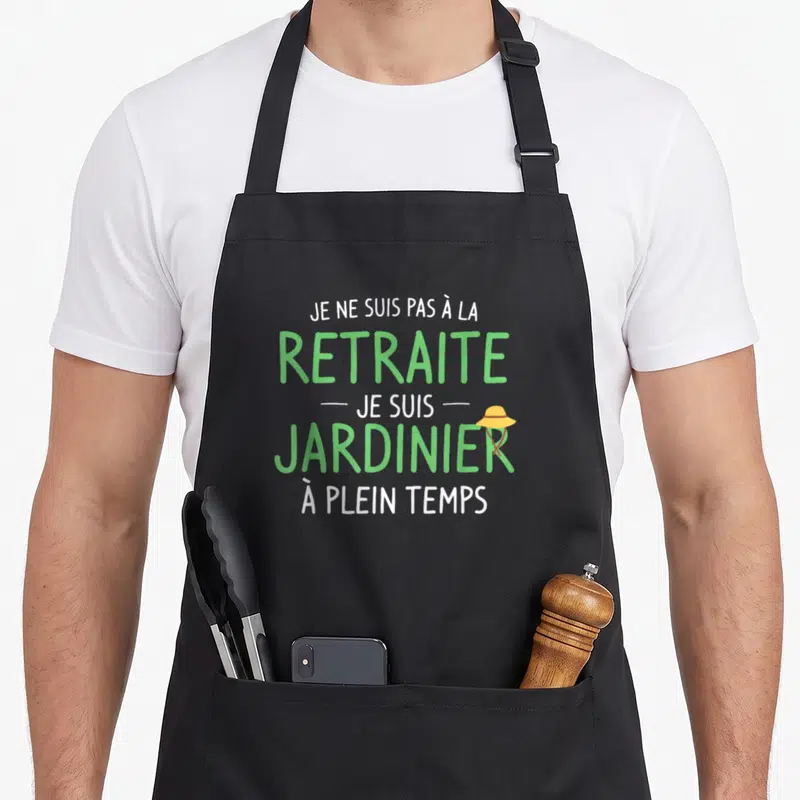 Tablier de cuisine noir avec inscription verte Je ne suis pas à la retraite je suis jardinier à plein temps et chapeau jaune.