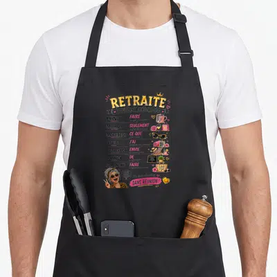Tablier de cuisine noir avec programme hebdomadaire retraite illustré d'une femme souriante et d'accessoires de loisir colorés.