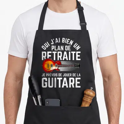 Tablier de cuisine noir avec une guitare électrique rouge et le texte blanc sur un plan de retraite musical.