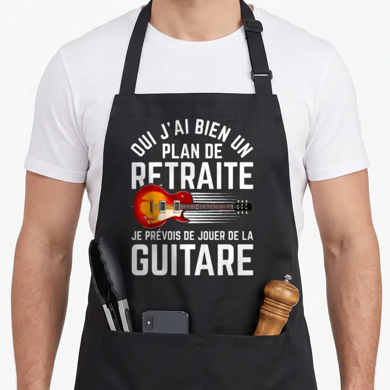 Tablier de cuisine noir avec une guitare électrique rouge et le texte blanc sur un plan de retraite musical.