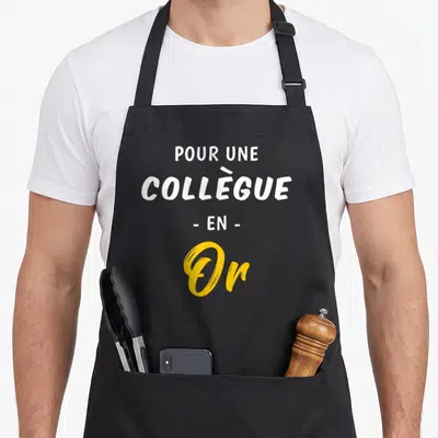 Tablier de cuisine noir avec l'inscription Pour une collègue en or en typographie blanche et jaune.