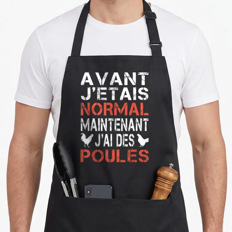 Tablier de cuisine noir avec inscription blanche et orange avant j'étais normal maintenant j'ai des poules flanquée de silhouettes de coqs.