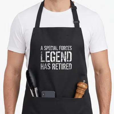 Tablier de cuisine noir avec inscription blanche Une légende des forces spéciales a un vétérinaire à la retraite en typographie usée.