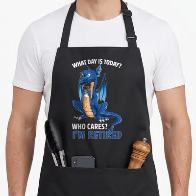 Tablier de cuisine noir avec un dragon bleu tenant une boisson et un texte humoristique sur la retraite.