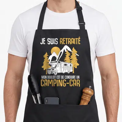 Tablier de cuisine noir avec inscription Je suis retraité mon boulot est de conduire un camping-car et illustration de véhicule dans les montagnes.