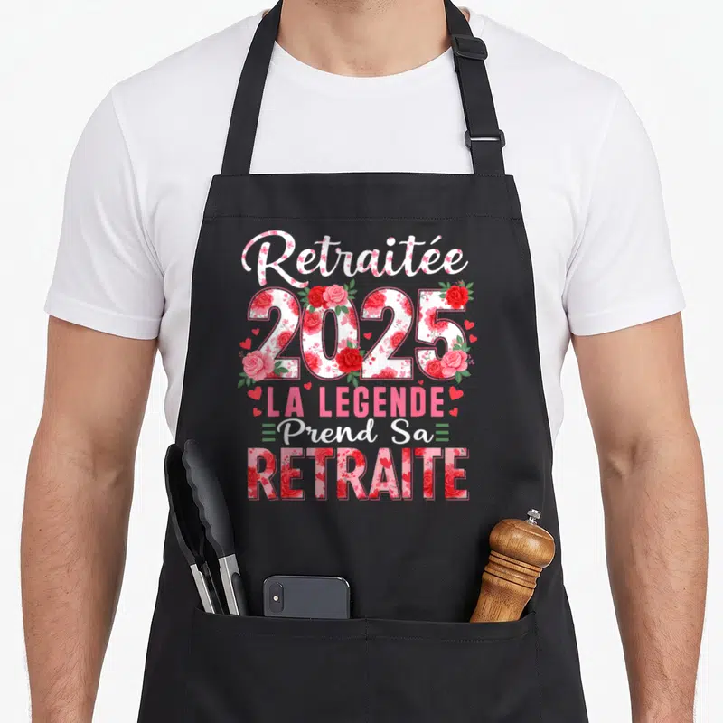 Tablier de cuisine noir avec inscription Retraitée 2025 La Légende Prend Sa Retraite ornée de roses roses et rouges.
