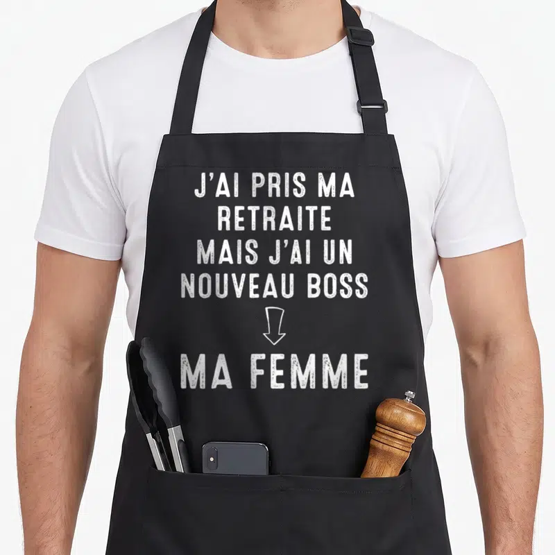 Tablier de cuisine noir avec inscription blanche J'ai pris ma retraite mais j'ai un nouveau boss ma femme et une flèche.
