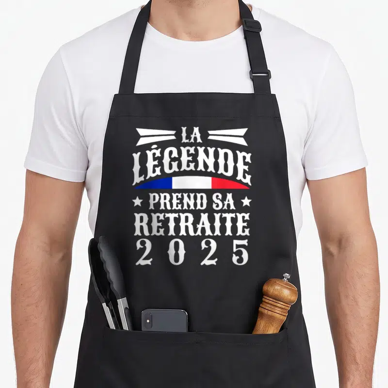 Tablier de cuisine noir avec inscription blanche La Légende Prend Sa Retraite 2025 et drapeau français stylisé.