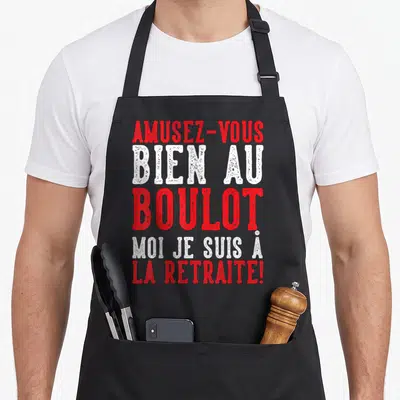 Tablier de cuisine noir avec inscription rouge et blanche Amusez-vous bien au boulot moi je suis à la retraite.