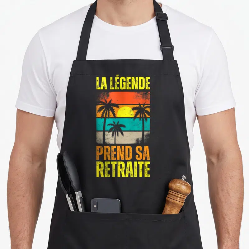 Tablier de cuisine noir avec inscription La Légende Prend Sa Retraite 2024 sur fond de coucher de soleil tropical vintage