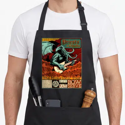 Tablier de cuisine noir avec une illustration des Prêtres de Cthulhu jouant de la guitare sur fond d'océan.