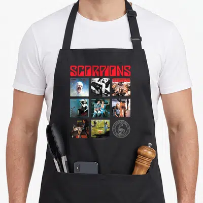 Tablier de cuisine noir avec le logo Scorpions en rouge et neuf pochettes d'albums disposées en grille.