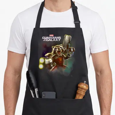 Tablier de cuisine noir avec illustration colorée de Rocket Raccoon tenant des fusils spatiaux sous le logo Marvel.