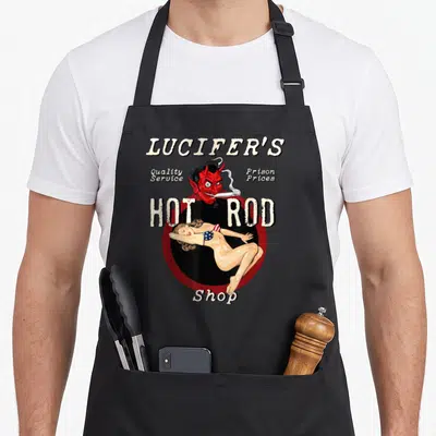 Tablier de cuisine noir avec illustration Lucifer's Hot Rod Shop, un démon rouge et une pin-up en bikini américain.