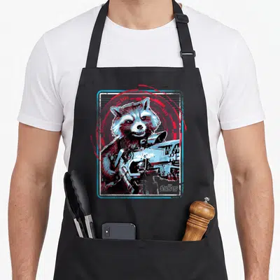 Tablier de cuisine noir avec illustration de Rocket Raccoon tenant une arme futuriste sur fond numérique rouge et bleu.