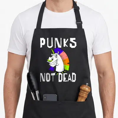 Tablier de cuisine noir avec une illustration de licorne punk au crâne multicolore et texte blanc Punks Not Dead.