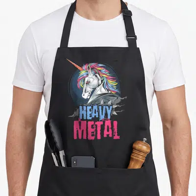 Tablier de cuisine noir avec illustration d'une licorne heavy metal au crin arc-en-ciel et texte heavy metal.