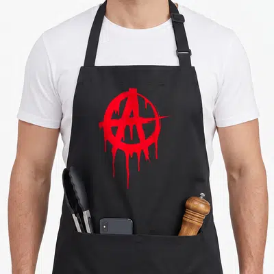 Tablier de cuisine noir avec un grand A encerclé rouge imitant des gouttes de peinture qui coulent.