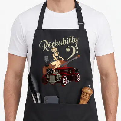 Tablier de cuisine noir avec illustration Rockabilly PinUp jouant de la basse sur un hot rod rouge et un micro vintage.