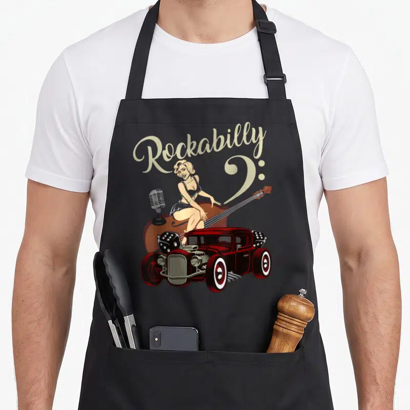 Tablier de cuisine noir avec illustration Rockabilly PinUp jouant de la basse sur un hot rod rouge et un micro vintage.