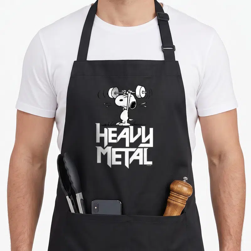 Tablier de cuisine noir avec Snoopy soulevant une barre de poids et l'inscription Heavy Metal en blanc.