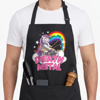 Tablier de cuisine noir avec une licorne drummerDeath Metal rose et un arc-en-ciel coloré en arrière-plan.