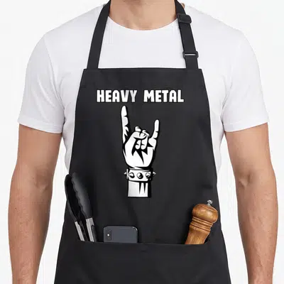 Tablier de cuisine noir avec une illustration blanche représentant une main et l'inscription Heavy Metal au-dessus.