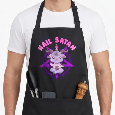 Tablier de cuisine noir avec un Baphomet rose assis en tailleur devant un pentagramme violet et le texte Hail Satan