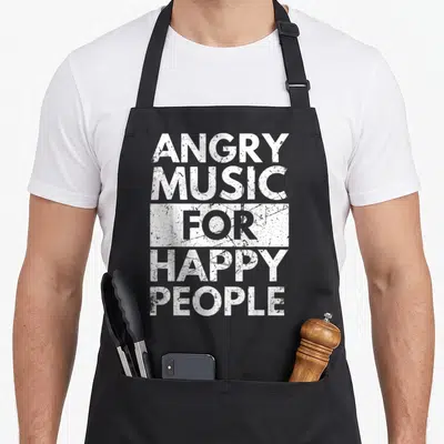 Tablier de cuisine noir avec inscription blanche texturée « Angry Music For Happy People » en gros caractères capitales.