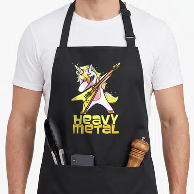 Tablier de cuisine noir avec licorne jouant d'une guitare Heavy Metal et texte jaune.