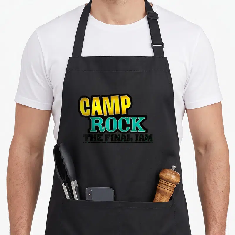 Tablier de cuisine noir avec le logo Camp Rock The Final Jam en jaune et vert turquoise.