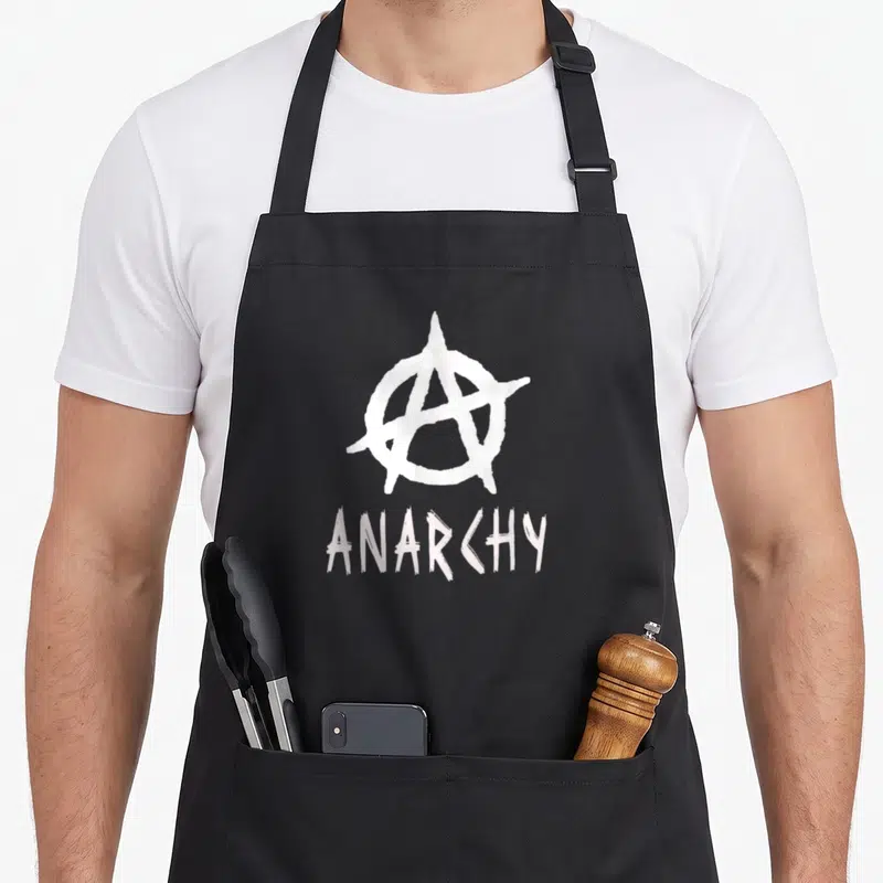 Tablier de cuisine noir avec le logo Anarchy et le mot ANARCHY en typographie blanche style graffiti.