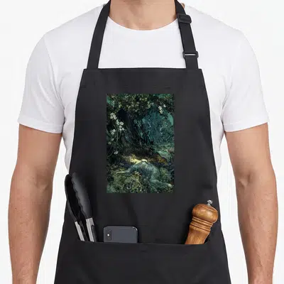 Tablier de cuisine noir avec illustration d'une fée bleue dormant sous des arbres sombres et des fleurs blanches.