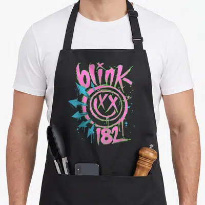 Tablier de cuisine noir avec logo blink 182 rose et flèches bleues style graffiti.