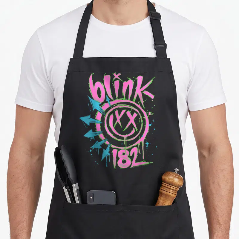 Tablier de cuisine noir avec logo blink 182 rose et flèches bleues style graffiti.