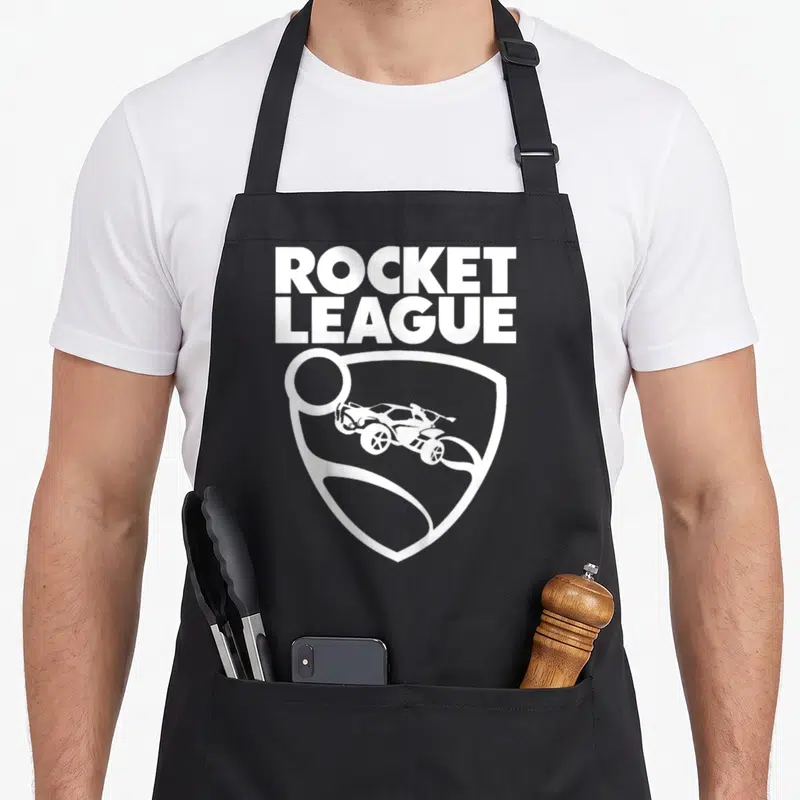 Tablier de cuisine noir avec le logo blanc Rocket League et une voiture de sport stylisée dans un écusson.