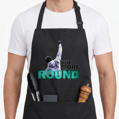 Tablier de cuisine noir avec une illustration d'un homme de dos le poing levé et le texte One More Round.