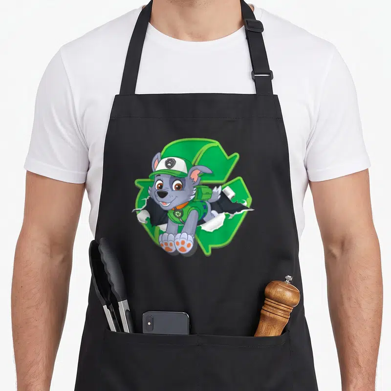 Tablier de cuisine noir avec l'illustration colorée de Rocky sortant d'un logo recyclage vert.