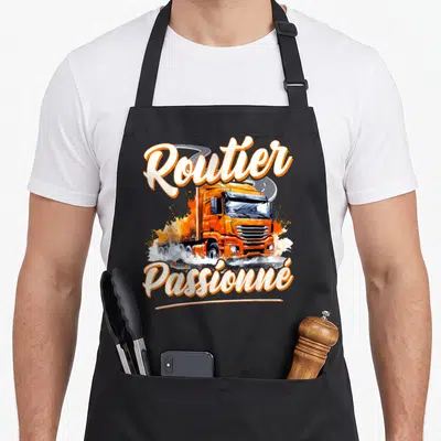 Tablier de cuisine noir avec illustration de camion orange et texte Routier Passionné en blanc et orange.