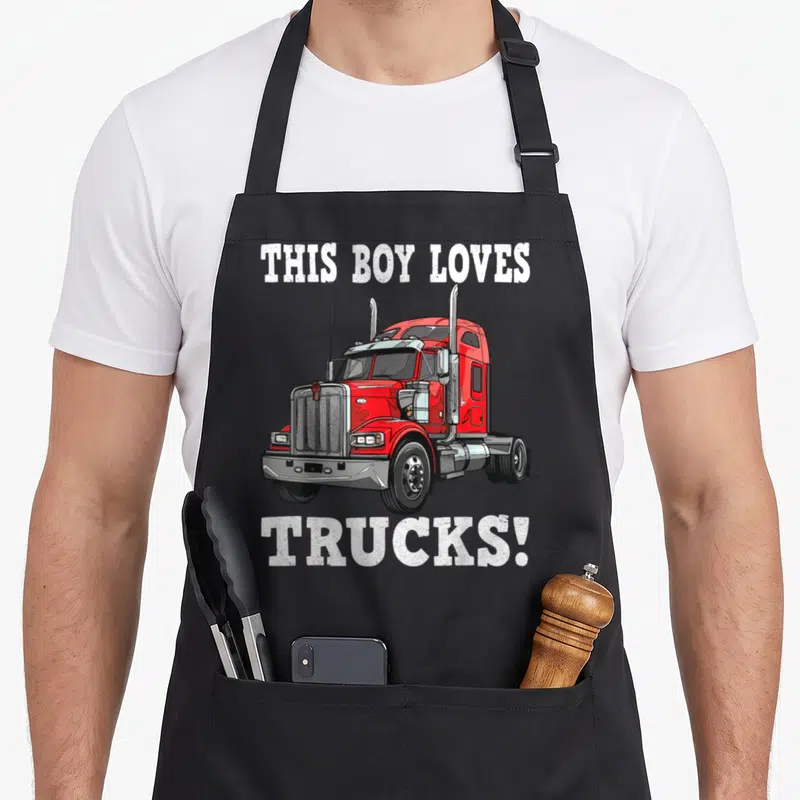 Tablier de cuisine noir avec une illustration de truck rouge et du texte blanc en anglais.