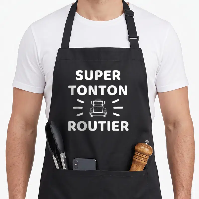 Tablier de cuisine noir avec inscription SUPER TONTON ROUTIER et dessin de face de camion blanc au centre.