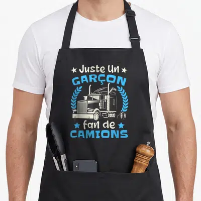 Tablier de cuisine noir avec illustration de semi-remorque et texte Juste Un Garçon Fan De Camions en bleu et blanc.