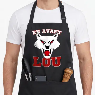 Tablier de cuisine noir avec tête de loup blanc aux yeux rouges et texte En Avant LOU en rouge et blanc.