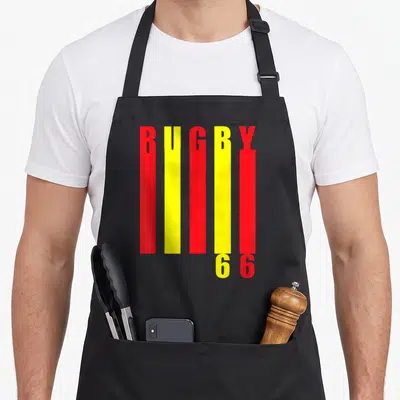 Tablier de cuisine noir avec l inscription Rugby 66 en lettres verticales rouges et jaunes stylisées sur le devant.